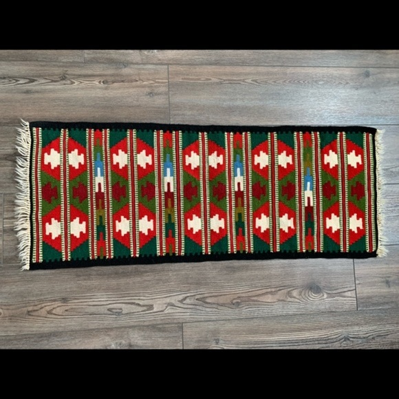 Table Runner - Picture 1 of 4